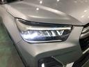 白く明るい光で夜間走行をサポートするLEDヘッドランプを搭載