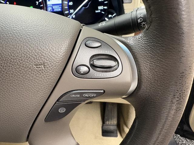 フーガハイブリッド ベースグレード　（禁煙車）（後期型）（メーカーＨＤＤナビ）（アラウンドビュー）（レーダークルーズ）（エマージェンシーブレーキ）（コーナーセンサー）（パワーシート）（ビルトインＥＴＣ）（フルセグ）（純正１８インチＡＷ）（12枚目）