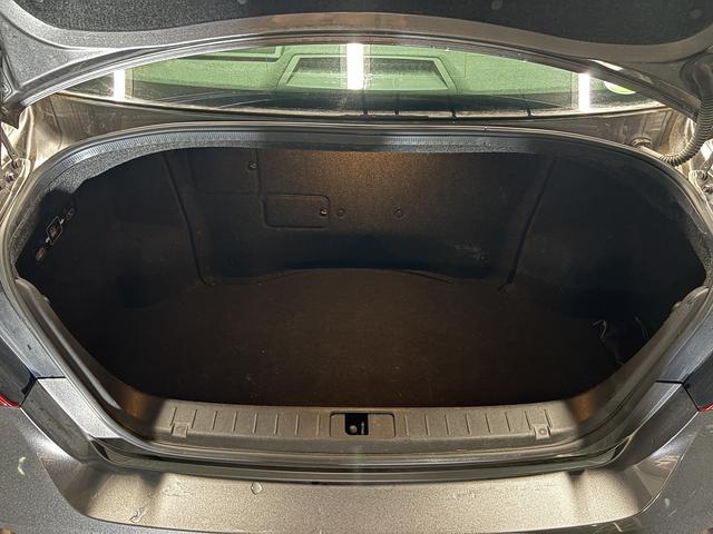 フーガハイブリッド ベースグレード　（禁煙車）（後期型）（メーカーＨＤＤナビ）（アラウンドビュー）（レーダークルーズ）（エマージェンシーブレーキ）（コーナーセンサー）（パワーシート）（ビルトインＥＴＣ）（フルセグ）（純正１８インチＡＷ）（16枚目）