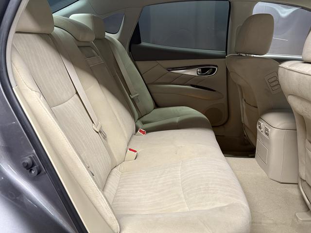 フーガハイブリッド ベースグレード　（禁煙車）（後期型）（メーカーＨＤＤナビ）（アラウンドビュー）（レーダークルーズ）（エマージェンシーブレーキ）（コーナーセンサー）（パワーシート）（ビルトインＥＴＣ）（フルセグ）（純正１８インチＡＷ）（18枚目）