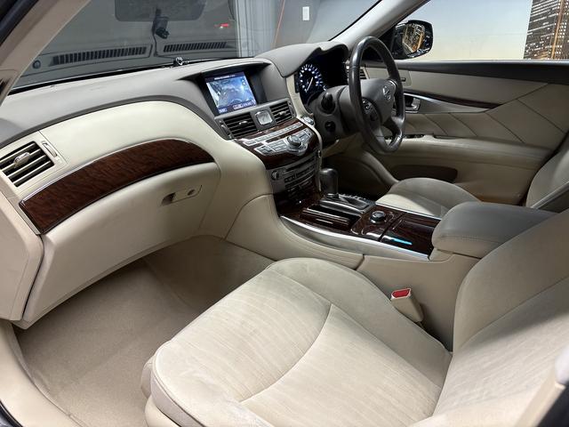 フーガハイブリッド ベースグレード　（禁煙車）（後期型）（メーカーＨＤＤナビ）（アラウンドビュー）（レーダークルーズ）（エマージェンシーブレーキ）（コーナーセンサー）（パワーシート）（ビルトインＥＴＣ）（フルセグ）（純正１８インチＡＷ）（28枚目）