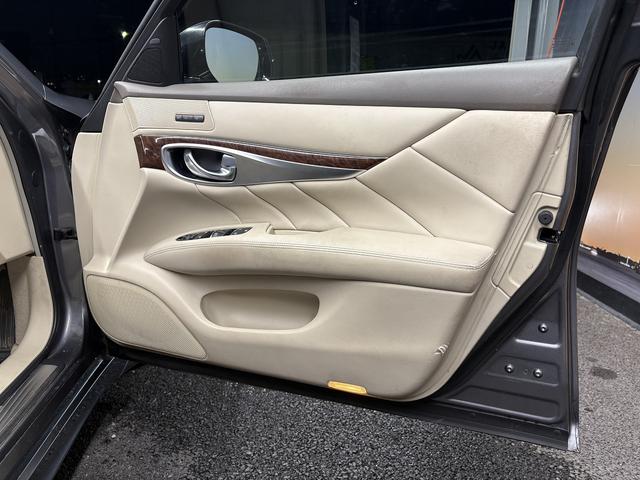 フーガハイブリッド ベースグレード　（禁煙車）（後期型）（メーカーＨＤＤナビ）（アラウンドビュー）（レーダークルーズ）（エマージェンシーブレーキ）（コーナーセンサー）（パワーシート）（ビルトインＥＴＣ）（フルセグ）（純正１８インチＡＷ）（29枚目）