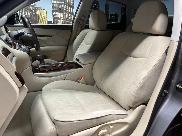 フーガハイブリッド ベースグレード　（禁煙車）（後期型）（メーカーＨＤＤナビ）（アラウンドビュー）（レーダークルーズ）（エマージェンシーブレーキ）（コーナーセンサー）（パワーシート）（ビルトインＥＴＣ）（フルセグ）（純正１８インチＡＷ）（36枚目）