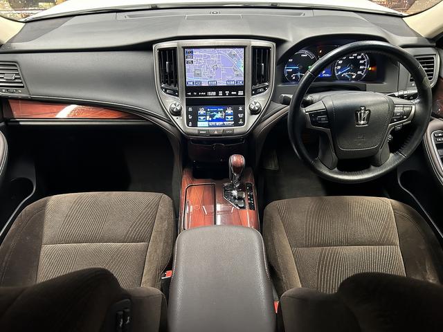 クラウンハイブリッド ロイヤルサルーン　（禁煙車）（メーカーＨＤＤナビ）（レーダークルーズコントロール）（コーナーセンサー）（シートヒーター）（パワーシート）（バックカメラ）（ビルトインＥＴＣ）（フルセグＴＶ）（純正１６インチＡＷ）（5枚目）