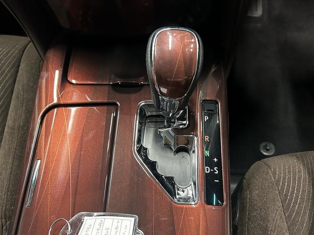 クラウンハイブリッド ロイヤルサルーン　（禁煙車）（メーカーＨＤＤナビ）（レーダークルーズコントロール）（コーナーセンサー）（シートヒーター）（パワーシート）（バックカメラ）（ビルトインＥＴＣ）（フルセグＴＶ）（純正１６インチＡＷ）（45枚目）