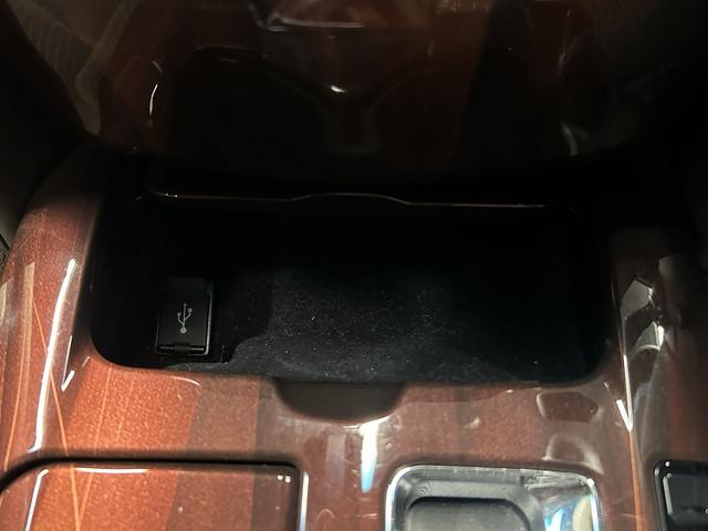 クラウンハイブリッド ロイヤルサルーン　（禁煙車）（メーカーＨＤＤナビ）（レーダークルーズコントロール）（コーナーセンサー）（シートヒーター）（パワーシート）（バックカメラ）（ビルトインＥＴＣ）（フルセグＴＶ）（純正１６インチＡＷ）（47枚目）