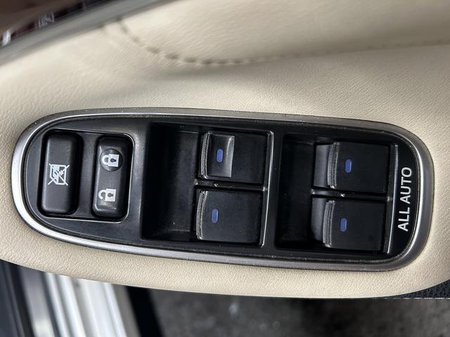 クラウンハイブリッド ロイヤルサルーン　（ワンオーナー）（禁煙車）（ベージュ本革シート）（メーカーナビ）（レーダークルーズコントロール）（コーナーセンサー）（パワーシート）（シートヒーター＆クーラー）（バックカメラ）（純正１６インチＡＷ）（51枚目）
