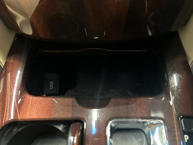 クラウンハイブリッド ロイヤルサルーン　（サンルーフ）（メーカーＨＤＤナビ）（バックカメラ）（クルーズコントロール）（パワーシート）（シートヒーター）（スマートキー）（フルセグＴＶ）（Ｂｌｕｅｔｏｏｔｈオーディオ）（純正１６インチＡＷ）（55枚目）
