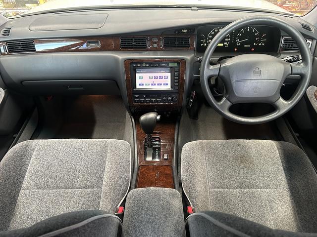 クラウン ロイヤルサルーン　（禁煙車）（後期型）（メーカーＤＶＤナビ）（パワーシート）（後席スイッチ）（ＥＴＣ）（キーレースキー）（オートライト）（ＣＤ再生）（純正１５インチＡＷ）（5枚目）