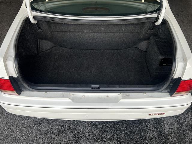 クラウン ロイヤルサルーン　（禁煙車）（後期型）（メーカーＤＶＤナビ）（パワーシート）（後席スイッチ）（ＥＴＣ）（キーレースキー）（オートライト）（ＣＤ再生）（純正１５インチＡＷ）（12枚目）