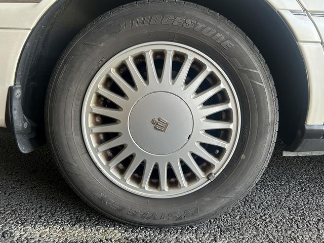 クラウン ロイヤルサルーン　（禁煙車）（後期型）（メーカーＤＶＤナビ）（パワーシート）（後席スイッチ）（ＥＴＣ）（キーレースキー）（オートライト）（ＣＤ再生）（純正１５インチＡＷ）（26枚目）