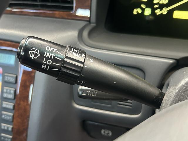クラウン ロイヤルサルーン　（禁煙車）（後期型）（メーカーＤＶＤナビ）（パワーシート）（後席スイッチ）（ＥＴＣ）（キーレースキー）（オートライト）（ＣＤ再生）（純正１５インチＡＷ）（31枚目）