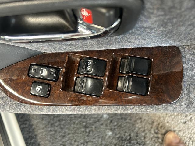 クラウン ロイヤルサルーン　（禁煙車）（後期型）（メーカーＤＶＤナビ）（パワーシート）（後席スイッチ）（ＥＴＣ）（キーレースキー）（オートライト）（ＣＤ再生）（純正１５インチＡＷ）（43枚目）