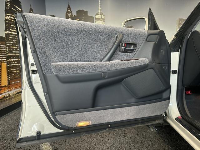 クラウン ロイヤルサルーン　（禁煙車）（後期型）（メーカーＤＶＤナビ）（パワーシート）（後席スイッチ）（ＥＴＣ）（キーレースキー）（オートライト）（ＣＤ再生）（純正１５インチＡＷ）（47枚目）