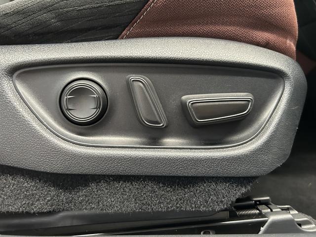 クラウンハイブリッド S (禁煙車)(メーカーSDナビ)(レーダクルーズコントロール)(コーナーセンサー)(レーンアシスト)(オートマチックハイビーム)(シートヒーター)(パワーシート)(ETC)(純正17インチAW)(11枚目)