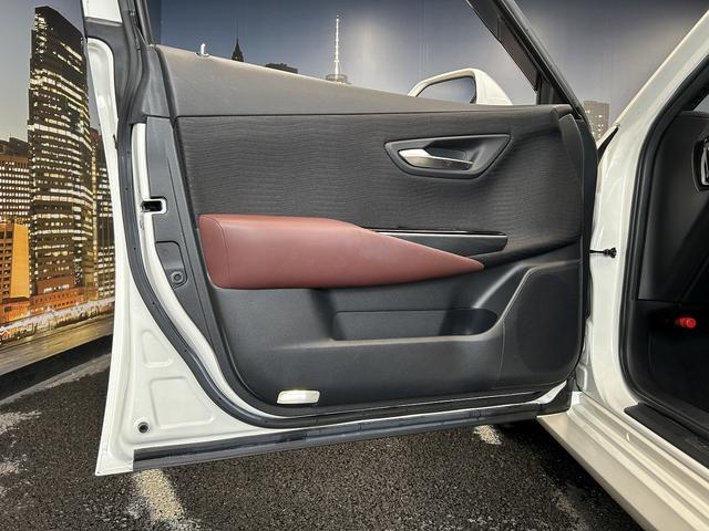 クラウンハイブリッド S (禁煙車)(メーカーSDナビ)(レーダクルーズコントロール)(コーナーセンサー)(レーンアシスト)(オートマチックハイビーム)(シートヒーター)(パワーシート)(ETC)(純正17インチAW)(55枚目)