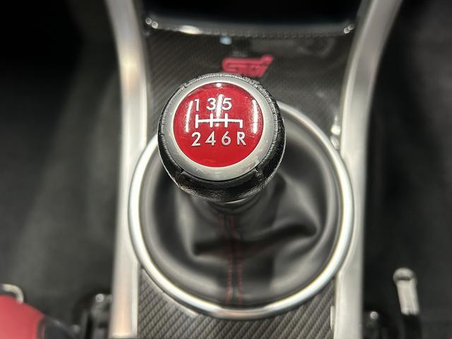 WRX STI STI (禁煙車)(6速MT)(ターボ)(4WD)(社外SDナビ)(黒/赤ハーフレザーシート)(ETC)(ローダウン)(スマートキー&プッシュスタート)(純正18インチAW)(7枚目)