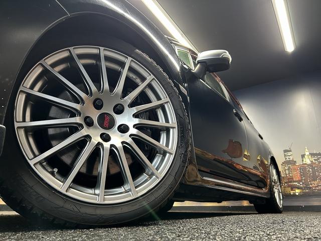 WRX STI STI (禁煙車)(6速MT)(ターボ)(4WD)(社外SDナビ)(黒/赤ハーフレザーシート)(ETC)(ローダウン)(スマートキー&プッシュスタート)(純正18インチAW)(26枚目)