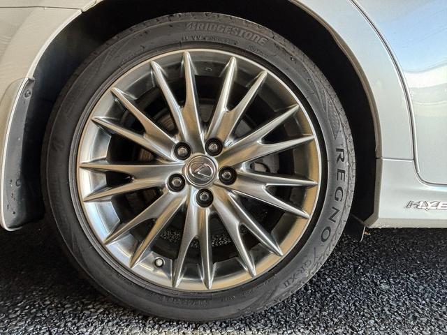 GS GS300h バージョンL プリクラッシュ(禁煙車)(後期型)(黒本革シート)(メーカーSDナビ)(レーダークルーズ)(レーンキープアシスト)(後席コンソールスイッチ)(電動リアサンシェード)(ETC)(純正18インチAW)(32枚目)