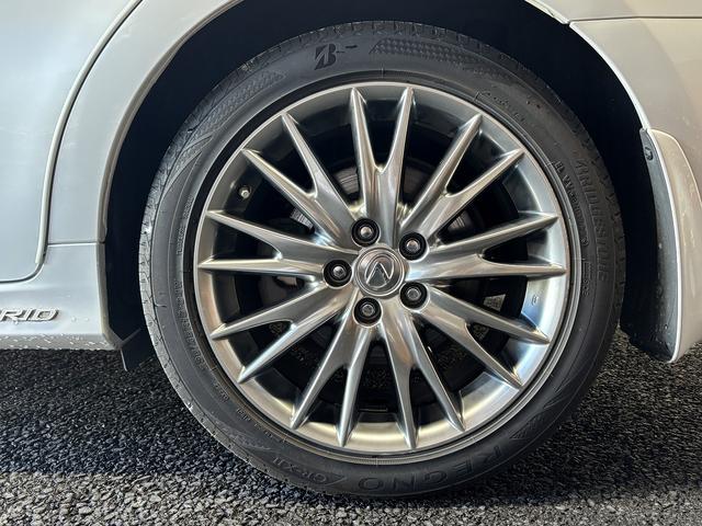 GS GS300h バージョンL プリクラッシュ(禁煙車)(後期型)(黒本革シート)(メーカーSDナビ)(レーダークルーズ)(レーンキープアシスト)(後席コンソールスイッチ)(電動リアサンシェード)(ETC)(純正18インチAW)(39枚目)