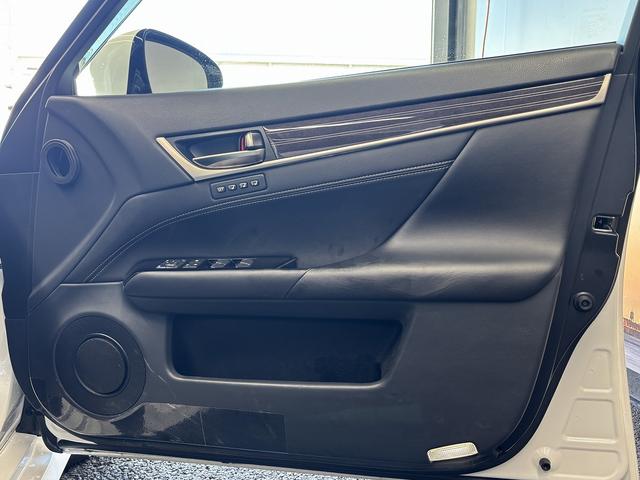 GS GS300h バージョンL プリクラッシュ(禁煙車)(後期型)(黒本革シート)(メーカーSDナビ)(レーダークルーズ)(レーンキープアシスト)(後席コンソールスイッチ)(電動リアサンシェード)(ETC)(純正18インチAW)(41枚目)