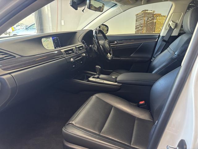 GS GS300h バージョンL プリクラッシュ(禁煙車)(後期型)(黒本革シート)(メーカーSDナビ)(レーダークルーズ)(レーンキープアシスト)(後席コンソールスイッチ)(電動リアサンシェード)(ETC)(純正18インチAW)(55枚目)