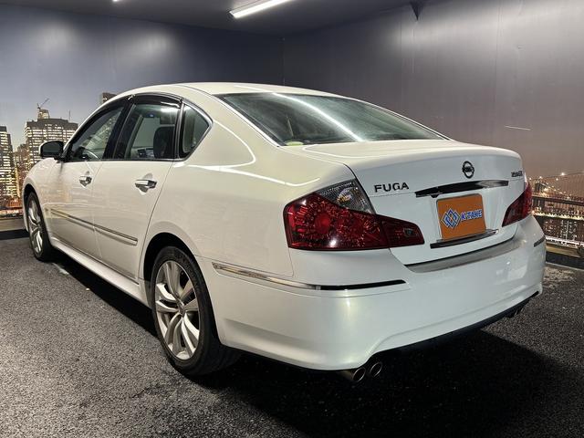 フーガ 250GT (後期型)(黒ハーフレザー)(メーカーナビ)(サイド・バックカメラ)(ビルトインETC)(HID)(スマートキー)(パワーシート)(オートライト)(AFS)(ミュージックサーバ)(純正18インチAW)(22枚目)