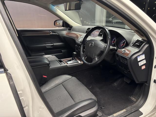 フーガ 250GT (後期型)(黒ハーフレザー)(メーカーナビ)(サイド・バックカメラ)(ビルトインETC)(HID)(スマートキー)(パワーシート)(オートライト)(AFS)(ミュージックサーバ)(純正18インチAW)(30枚目)