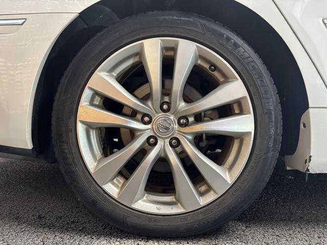 フーガ 250GT (後期型)(黒ハーフレザー)(メーカーナビ)(サイド・バックカメラ)(ビルトインETC)(HID)(スマートキー)(パワーシート)(オートライト)(AFS)(ミュージックサーバ)(純正18インチAW)(32枚目)