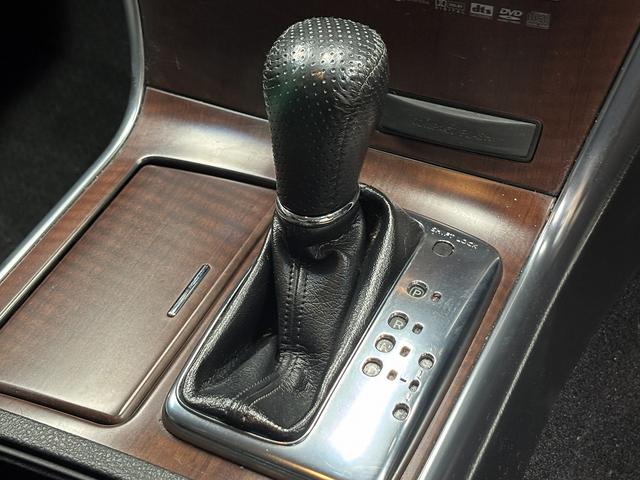 フーガ 250GT (後期型)(黒ハーフレザー)(メーカーナビ)(サイド・バックカメラ)(ビルトインETC)(HID)(スマートキー)(パワーシート)(オートライト)(AFS)(ミュージックサーバ)(純正18インチAW)(38枚目)