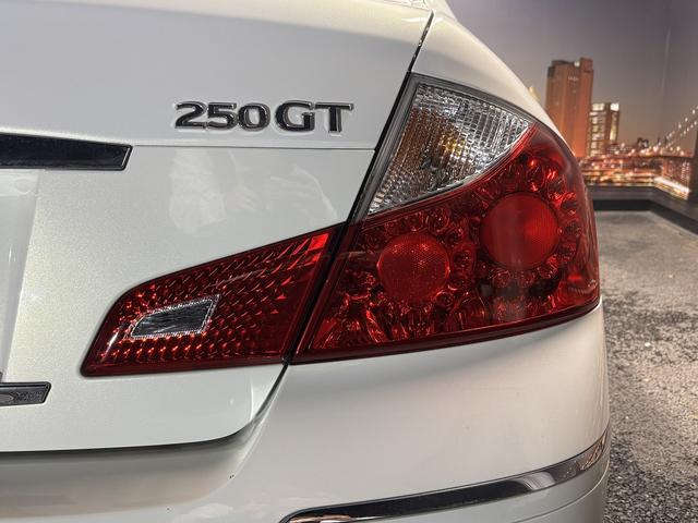 フーガ 250GT (後期型)(黒ハーフレザー)(メーカーナビ)(サイド・バックカメラ)(ビルトインETC)(HID)(スマートキー)(パワーシート)(オートライト)(AFS)(ミュージックサーバ)(純正18インチAW)(42枚目)