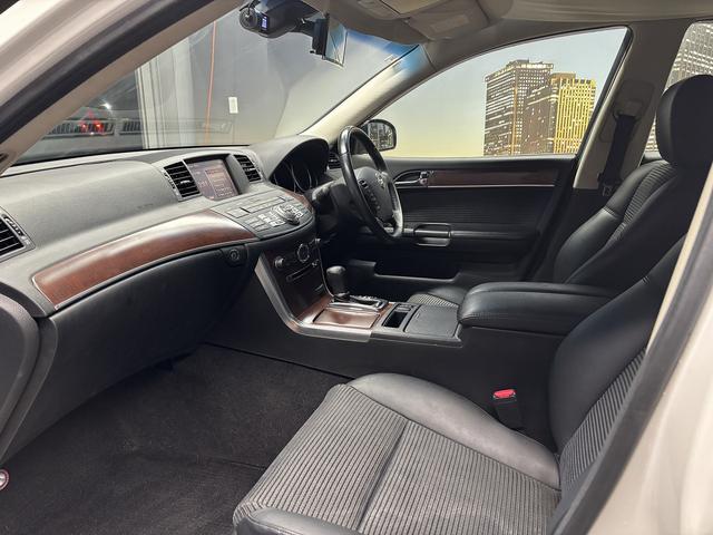 フーガ 250GT (後期型)(黒ハーフレザー)(メーカーナビ)(サイド・バックカメラ)(ビルトインETC)(HID)(スマートキー)(パワーシート)(オートライト)(AFS)(ミュージックサーバ)(純正18インチAW)(55枚目)