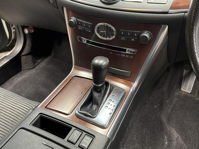 フーガ 250GT (後期型)(黒ハーフレザー)(メーカーナビ)(サイド・バックカメラ)(ビルトインETC)(HID)(スマートキー)(パワーシート)(オートライト)(AFS)(ミュージックサーバ)(純正18インチAW)(56枚目)