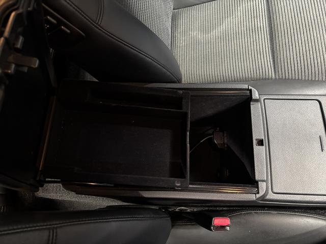 フーガ 250GT (後期型)(黒ハーフレザー)(メーカーナビ)(サイド・バックカメラ)(ビルトインETC)(HID)(スマートキー)(パワーシート)(オートライト)(AFS)(ミュージックサーバ)(純正18インチAW)(62枚目)