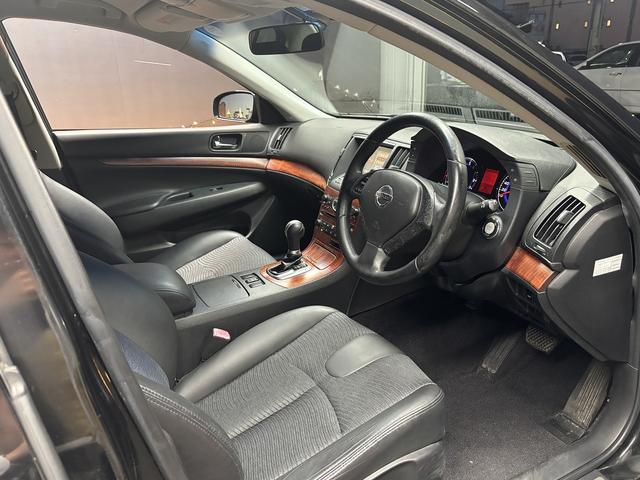 スカイライン 250GT (禁煙車)(黒ハーフレザー)(メーカーHDDナビ)(サイド・バックカメラ)(ETC)(HIDヘッドライト)(スマートキー)(パワーシート)(ミュージックサーバー)(オートライト)(純正17インチAW)(27枚目)