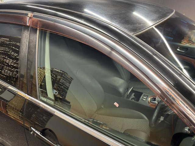 スカイライン 250GT (禁煙車)(黒ハーフレザー)(メーカーHDDナビ)(サイド・バックカメラ)(ETC)(HIDヘッドライト)(スマートキー)(パワーシート)(ミュージックサーバー)(オートライト)(純正17インチAW)(32枚目)