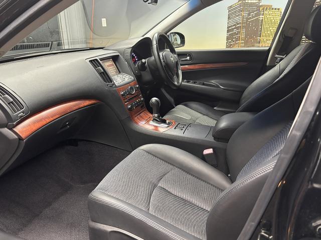 スカイライン 250GT (禁煙車)(黒ハーフレザー)(メーカーHDDナビ)(サイド・バックカメラ)(ETC)(HIDヘッドライト)(スマートキー)(パワーシート)(ミュージックサーバー)(オートライト)(純正17インチAW)(37枚目)