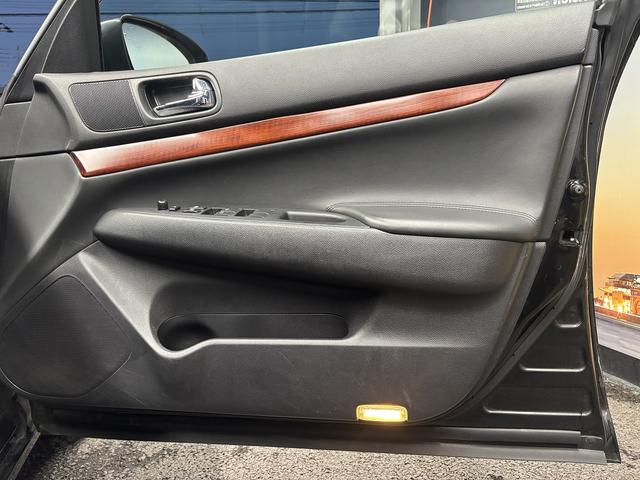 スカイライン 250GT (禁煙車)(黒ハーフレザー)(メーカーHDDナビ)(サイド・バックカメラ)(ETC)(HIDヘッドライト)(スマートキー)(パワーシート)(ミュージックサーバー)(オートライト)(純正17インチAW)(44枚目)