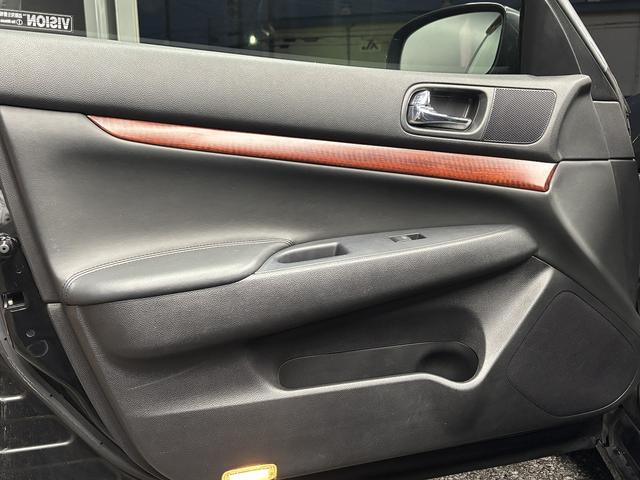 スカイライン 250GT (禁煙車)(黒ハーフレザー)(メーカーHDDナビ)(サイド・バックカメラ)(ETC)(HIDヘッドライト)(スマートキー)(パワーシート)(ミュージックサーバー)(オートライト)(純正17インチAW)(49枚目)