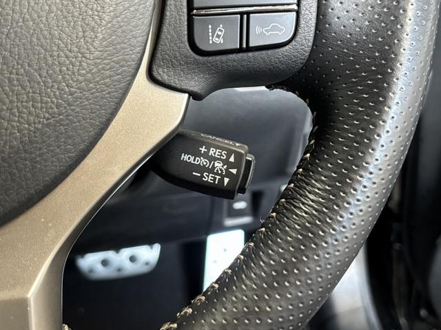 IS  トヨタセーフティセンス(後期型)(禁煙車)(レーダークルーズ)(黒ハーフレザー)(パワーシート)(シートヒーター)(レーンアシスト)(アイドリングストップ)(パドルシフト)(純正18インチAW)(8枚目)