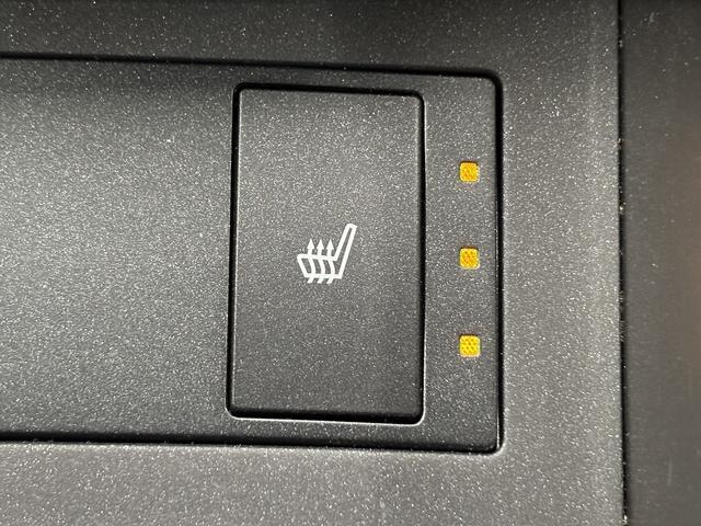 IS  トヨタセーフティセンス(後期型)(禁煙車)(レーダークルーズ)(黒ハーフレザー)(パワーシート)(シートヒーター)(レーンアシスト)(アイドリングストップ)(パドルシフト)(純正18インチAW)(9枚目)