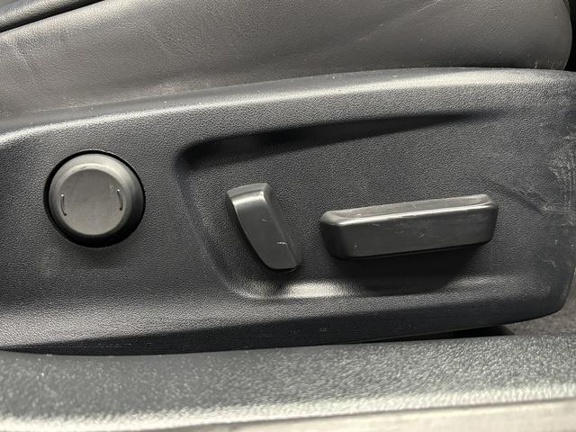 IS  トヨタセーフティセンス(後期型)(禁煙車)(レーダークルーズ)(黒ハーフレザー)(パワーシート)(シートヒーター)(レーンアシスト)(アイドリングストップ)(パドルシフト)(純正18インチAW)(10枚目)