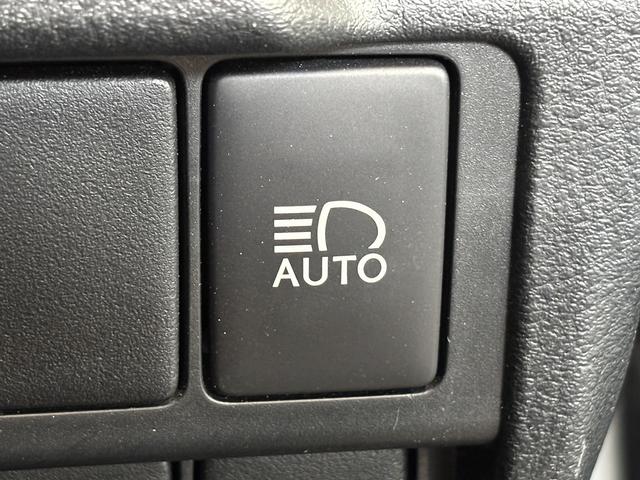 IS  トヨタセーフティセンス(後期型)(禁煙車)(レーダークルーズ)(黒ハーフレザー)(パワーシート)(シートヒーター)(レーンアシスト)(アイドリングストップ)(パドルシフト)(純正18インチAW)(11枚目)