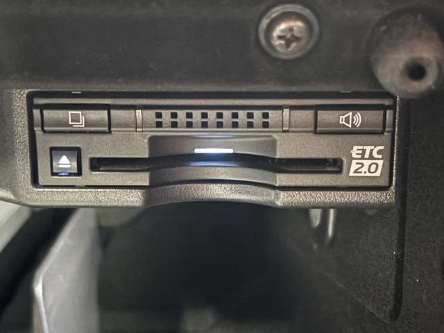 IS  トヨタセーフティセンス(後期型)(禁煙車)(レーダークルーズ)(黒ハーフレザー)(パワーシート)(シートヒーター)(レーンアシスト)(アイドリングストップ)(パドルシフト)(純正18インチAW)(12枚目)