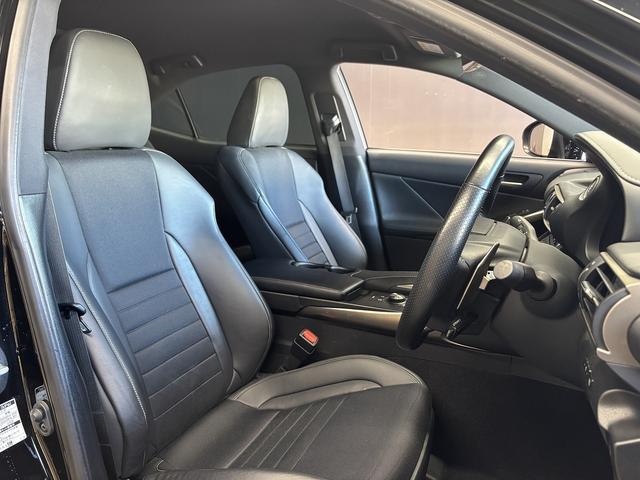 IS  トヨタセーフティセンス(後期型)(禁煙車)(レーダークルーズ)(黒ハーフレザー)(パワーシート)(シートヒーター)(レーンアシスト)(アイドリングストップ)(パドルシフト)(純正18インチAW)(17枚目)