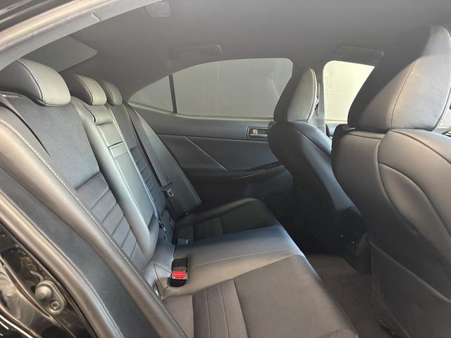 IS  トヨタセーフティセンス(後期型)(禁煙車)(レーダークルーズ)(黒ハーフレザー)(パワーシート)(シートヒーター)(レーンアシスト)(アイドリングストップ)(パドルシフト)(純正18インチAW)(18枚目)