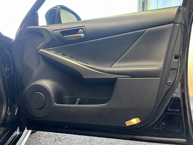 IS  トヨタセーフティセンス(後期型)(禁煙車)(レーダークルーズ)(黒ハーフレザー)(パワーシート)(シートヒーター)(レーンアシスト)(アイドリングストップ)(パドルシフト)(純正18インチAW)(31枚目)
