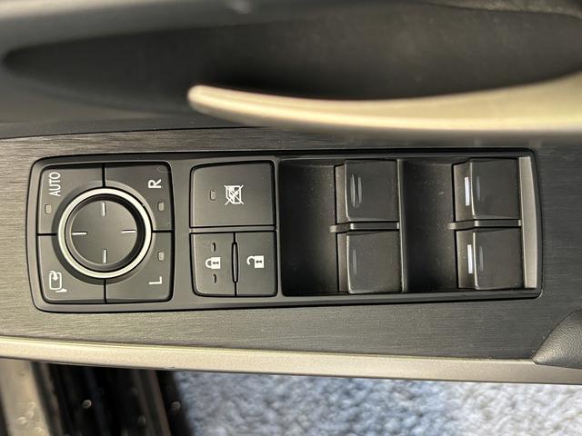 IS  トヨタセーフティセンス(後期型)(禁煙車)(レーダークルーズ)(黒ハーフレザー)(パワーシート)(シートヒーター)(レーンアシスト)(アイドリングストップ)(パドルシフト)(純正18インチAW)(32枚目)