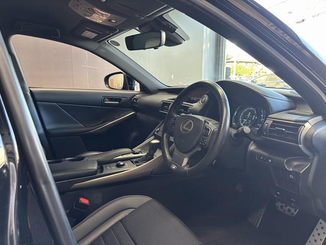 IS  トヨタセーフティセンス(後期型)(禁煙車)(レーダークルーズ)(黒ハーフレザー)(パワーシート)(シートヒーター)(レーンアシスト)(アイドリングストップ)(パドルシフト)(純正18インチAW)(33枚目)