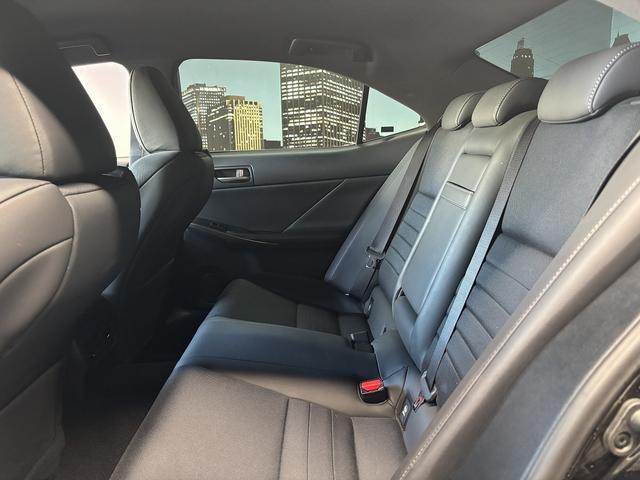 IS  トヨタセーフティセンス(後期型)(禁煙車)(レーダークルーズ)(黒ハーフレザー)(パワーシート)(シートヒーター)(レーンアシスト)(アイドリングストップ)(パドルシフト)(純正18インチAW)(36枚目)